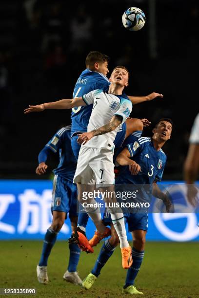 Italy's midfielder Giacomo Faticanti and England's midfielder Alfie Devine vie for the ball during the Argentina 2023 U-20 World Cup round of 16...