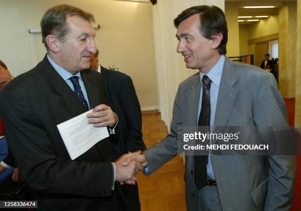 Le ministre de la Santé Philippe Douste-Blazy serre la main du président de la FNMF Jean-Pierre Davant, le 27 mai 2004 au ministère de la Santé à...