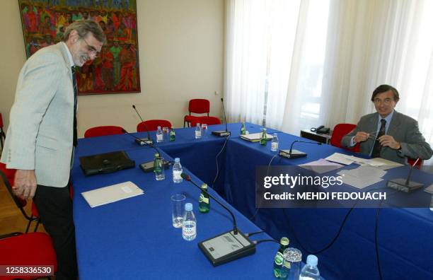 Le ministre de la Santé, Philippe Douste-Blazy reçoit le président de la CFTC Jacques Voisin, le 27 mai 2004 au ministère de la Santé à Paris, dans e...