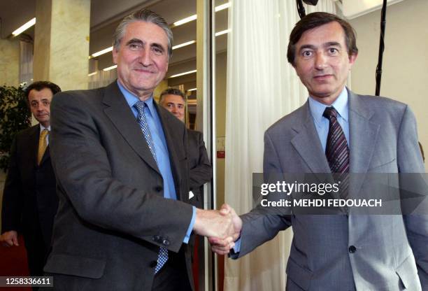 Le ministre de la Santé Philippe Douste-Blazy serre la main du président du Medef Ernest-Antoine Seillière, le 27 mai 2004 au ministère de la Santé à...