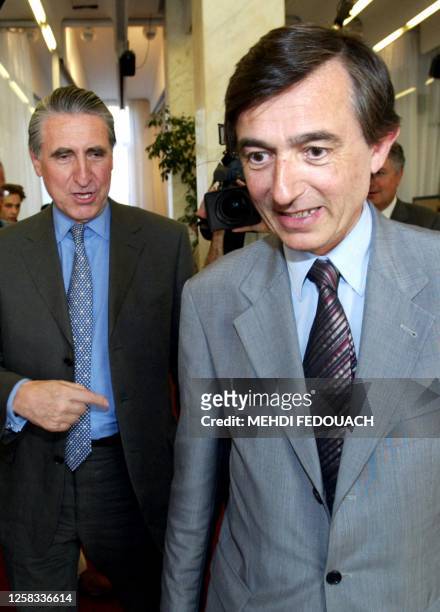 Le ministre de la Santé Philippe Douste-Blazy accueillel président du CNPF Ernest-Antoine Seillière, le 27 mai 2004 au ministère de la Santé à Paris,...