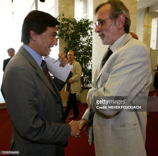 Le ministre de la Santé, Philippe Douste-Blazy reçoit le président de la CFTC Jacques Voisin, le 27 mai 2004 au ministère de la Santé à Paris, où il...