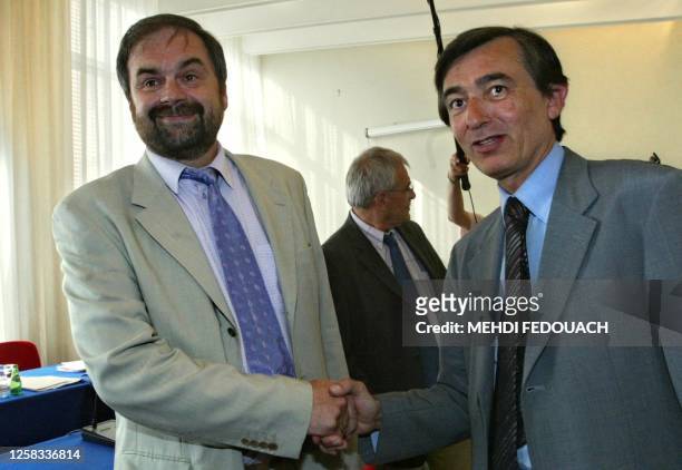 Le ministre de la Santé Philippe Douste-Blazy serre la main du secrétaire général de la CFDT François Chérèque , le 27 mai 2004 au ministère de la...