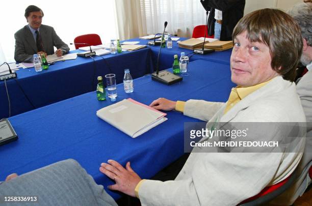 Le ministre de la Santé Philippe Douste-Blazy reçoit le secrétaire général de la CGT Bernard Thibault, le 27 mai 2004 au ministère de la Santé à...