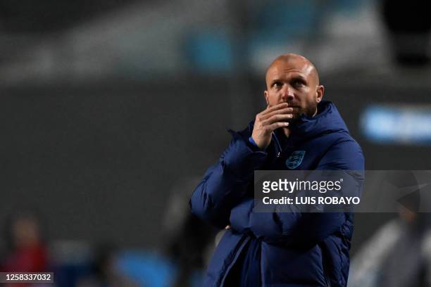 England's coach Ian Foster gestures during the Argentina 2023 U-20 World Cup round of 16 football match between England and Italy at the Diego...