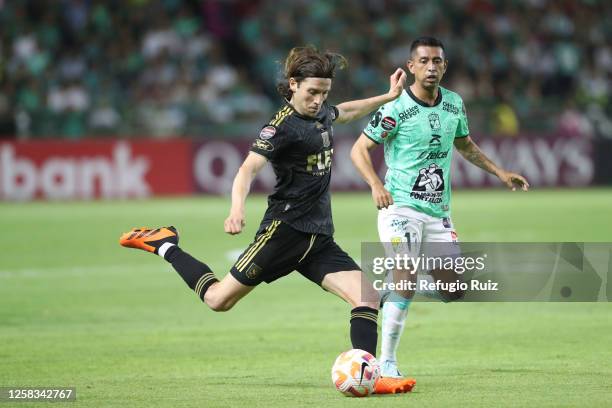 Elías Hernández of Leon fights for the ball with Ilie Sánchez of LAFC during the final first leg match between Leon and LAFC as part of the Concacaf...