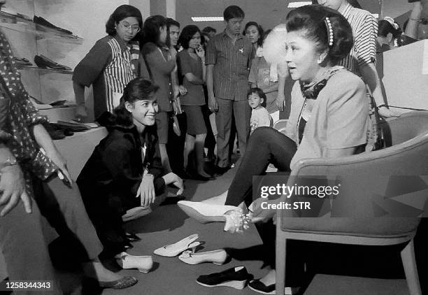 Presidential candidate Imelda Marcos shops for shoes in a Manila department store 10 May 1992, one day before the general elections.