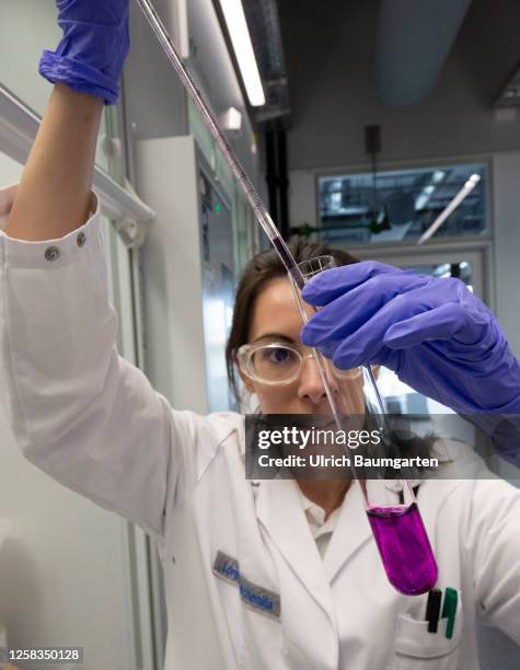 Wafer Production Photos and Premium High Res Pictures - Getty Images
