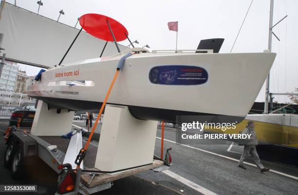 Photo prise le 29 novembre 2007 d'un bateau à pédale exposé au 47e salon nautique de Paris, qui ouvrira ses portes au public le 02 décembre prochain...