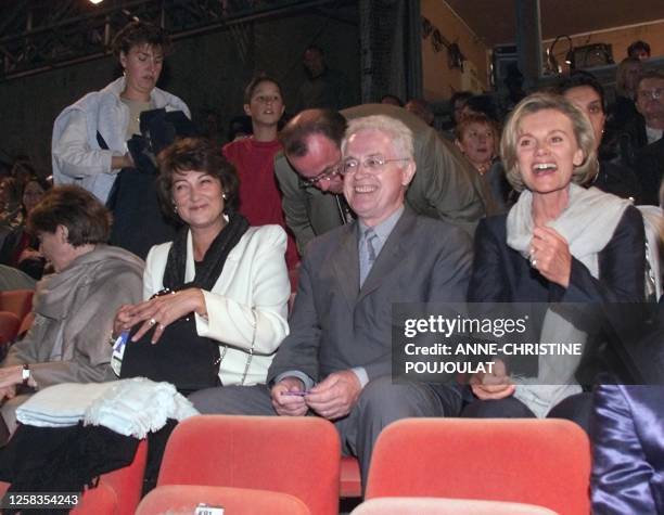 Le Premier ministre Lionel Jospin entouré par son épouse, Sylviane Agacinski et par la ministre de la Justice Elisabeth Guigou, s'installe pour...