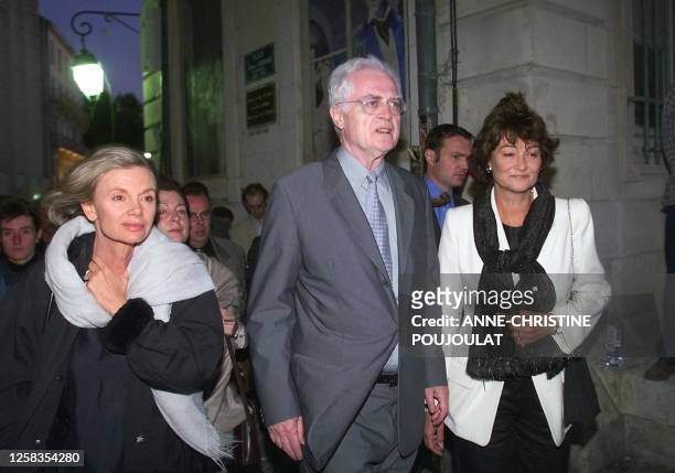 Le Premier ministre Lionel Jospin entouré par son épouse, Sylviane Agacinski et par la ministre de la Justice Elisabeth Guigou, arrive, le 16 juillet...