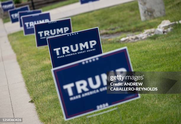 Donald Sign 44,767 Donald Trump Sign Stock Photos, High-Res Pictures, and Images ...