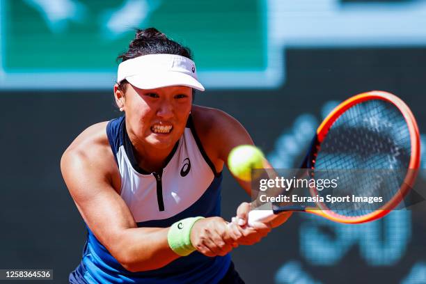 Claire Liu of USA plays a backhand against Iga Swiatek of Poland during their Singles First Round Match on Day Five of the 2023 French Open at Roland...