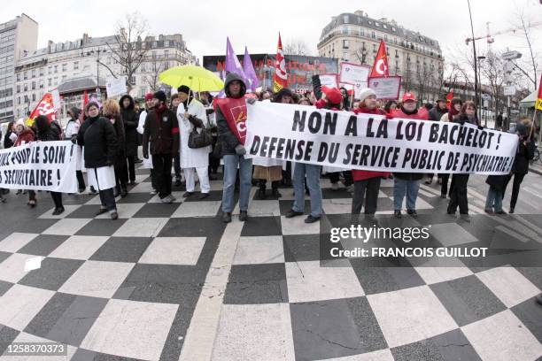 Des personnes manifestent, le 12 février 2009 à Paris, à l'appel des syndicats USAP-CGT, FO, CFTC, Sud Santé, CFE-CGC et Unsa de l'Assistance...