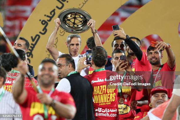 Head coach Yahya Golmohammadi of Persepolis raise the trophy after the Hazfi Cup match between Persepolis FC and Esteghlal FC on May 31, 2023 in...