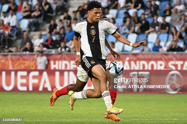 Germany's forward Paris Brunner runs with the ball during the UEFA Under 17 final football match between Germany and France at the Hidegkuti Nandor...