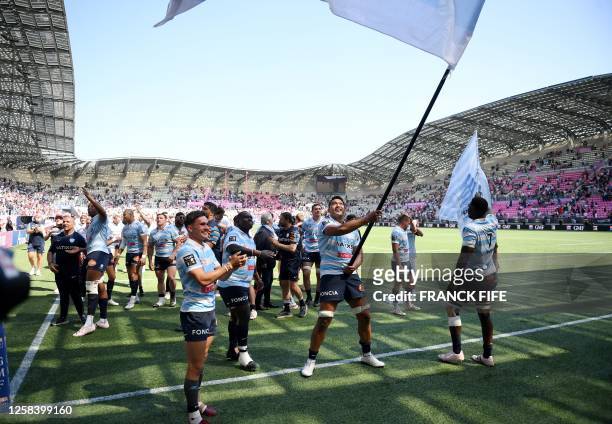 Racing 92's players celebrate after victory at the end of the French Top 14 playoff rugby union match between Stade Francais and Racing 92 at The...