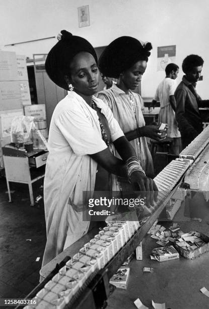 Des Somaliennes travaillent dans une fabrique de cigarettes, le 30 novembre 1977 à Mogadiscio en Somalie. Depuis la mise en place du gouvernement de...