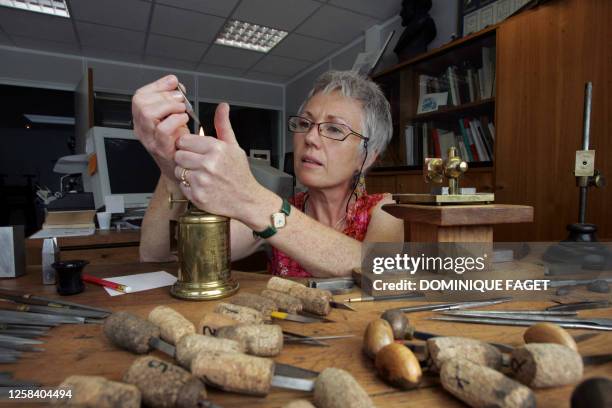 Nelly Gable grave des poinçons dans son atelier de l'Imprimerie Nationale, le 16 octobre 2006 à Ivry-sur-Seine. "Pour faire de la gravure de poinçons...