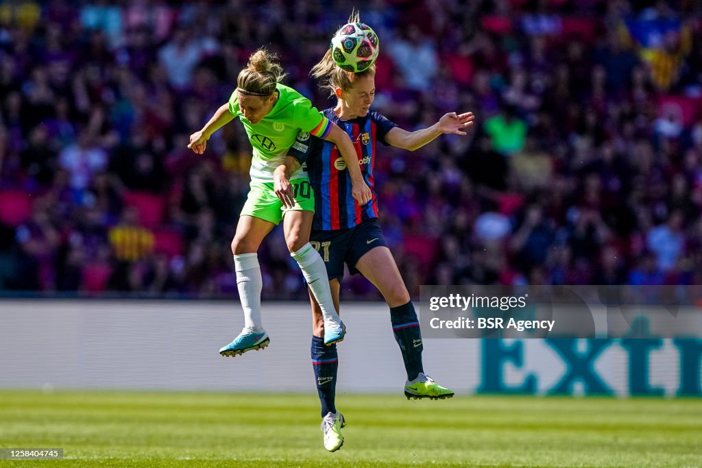 Svenja Huth of VfL Wolfsburg and Keira Walsh of FC Barcelona compete