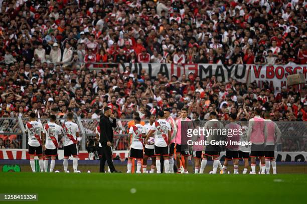 Martin Demichelis head coach and players of River Plate stand in the pitch as the match is suspended after an incident with a fan between River...