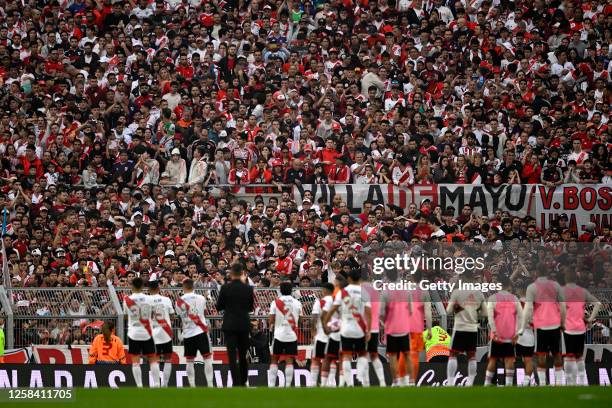 Martin Demichelis head coach and players of River Plate stand in the pitch as the match is suspended after an incident with a fan between River...