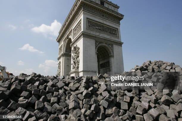 Des pavés sont entassés au pied de l'Arc de Triomphe, le 27 juillet 2004 Place de l'Etoile à Paris, où la chaussée pavée est en cours de rénovation....