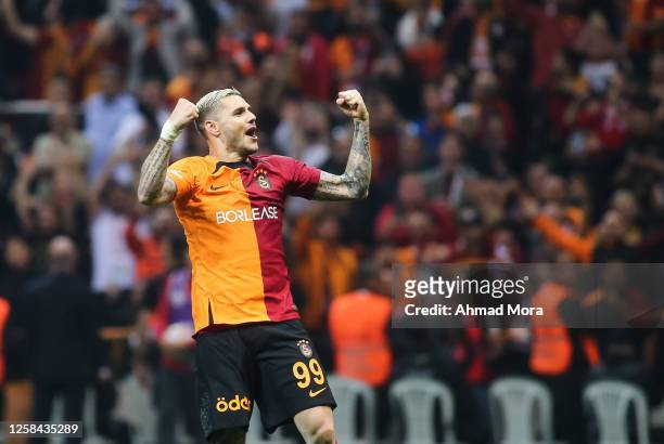 Mauro Icardi of Galatasaray celebrates after scoring his team's second goal during the Super Lig match between Galatasaray and Fenerbahce at NEF...