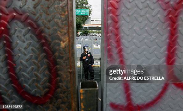 TOPSHOT-MEXICO-PROTEST-FOX-REPORT-CONGRESS