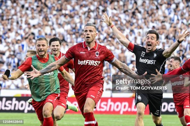 Antwerp's Belgian midfielder Toby Alderweireld celebrates scoring his team's second and equaliser goal during the Belgian "Pro League" First Division...