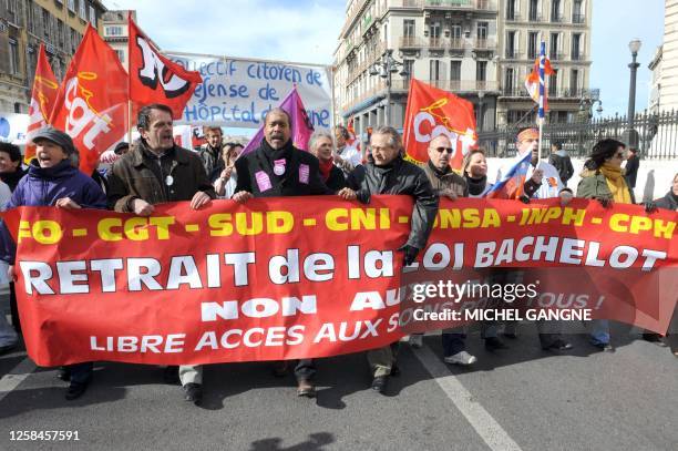 Des personnes manifestent le 05 mars 2009 à Marseille, à l'appel de plusieurs syndicats de personnels et de médecins des hôpitaux, dans le cadre de...