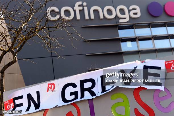 Une banderole "En grève" est accrochée devant l'entreprise de crédit à la consommation, Cofinoga, dans la zone industrielle de Mérignac, le 13 Mars...