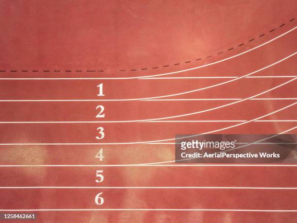 vista aérea superior de la pista de atletismo con números - sports track fotografías e imágenes de stock