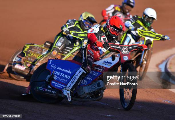 Dan Bewley of Belle Vue 'ATPI' Aces leads Ben Barker of Ipswich 'TruMix' Witches and Jason Doyle of Ipswich 'TruMix' Witches during the Sports Insure...