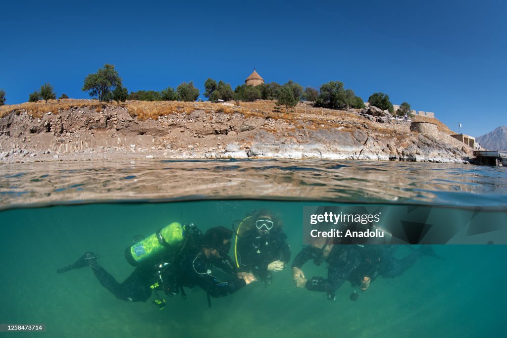 Divers clean Turkiye's Lake Van