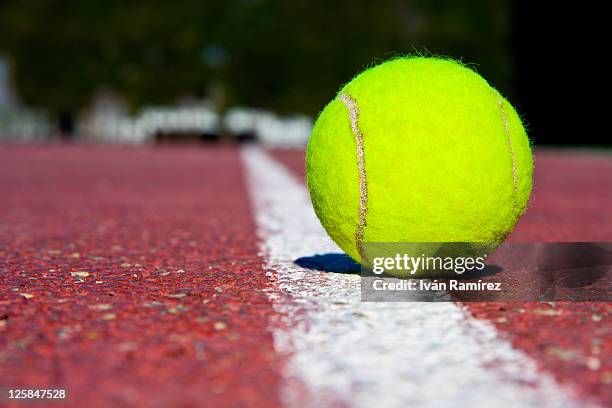 tennis ball on tennis court - tennis ball imagens e fotografias de stock