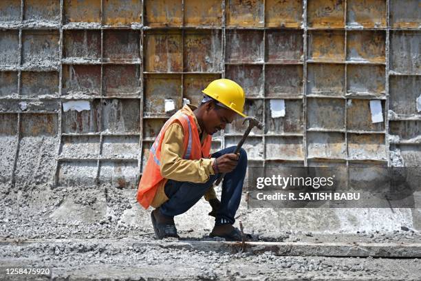 Labourer In Construction 1,435 Construction Labour India Stock Photos, High-Res Pictures, and ...