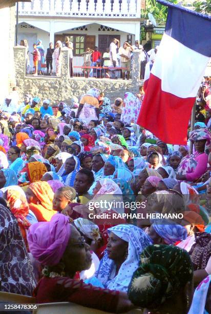 Des femmes sont rassemblées lors d'un meeting organisé par le comité du "oui" au référendum pour la départementalisation de Mayotte, le 26 mars 2009...