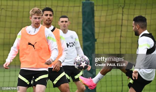 Manchester City's Belgian midfielder Kevin De Bruyne, Manchester City's Spanish midfielder Rodri and Manchester City's English midfielder Phil Foden...