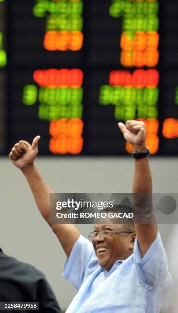 Trader reacts at the Philippine Stock Exchange in Manila's financial district in Makati on October 14, 2008 as the Philippine share prices closed...