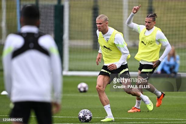 Manchester City's Norwegian striker Erling Haaland and Manchester City's English midfielder Kalvin Phillips take part in a team training session at...
