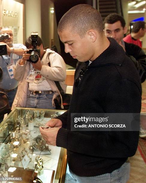 Star of the Brazilian soccer team, Ronaldo Nazario looks at watches 7 July 1999. El astro del seleccionado de futbol brasileño, Ronaldo Nazario elije...