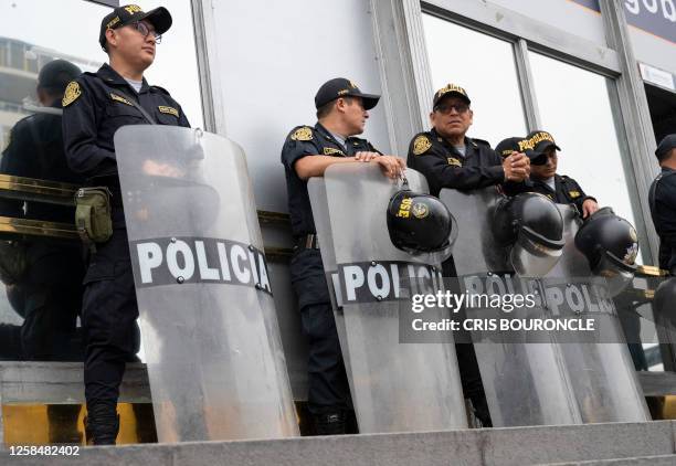 Peruvian Riot Armor 9,108 Peru Police Stock Photos, High-Res Pictures, and Images - Getty ...