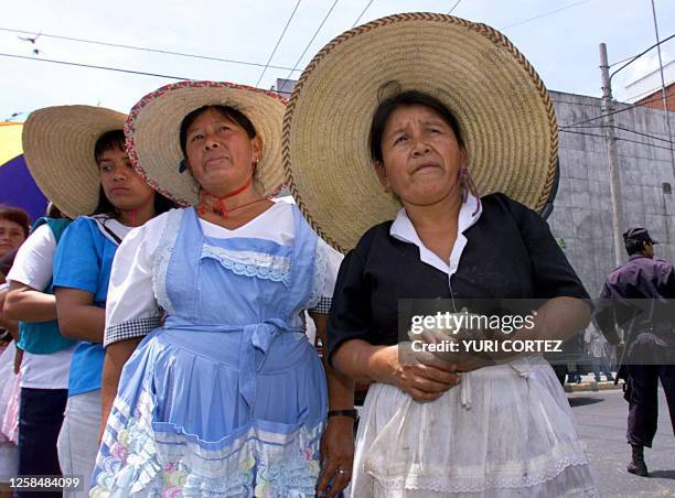 Vendors of wholesale market "The Tiendona" participate 14 June, 2000 in a march in San Salvador, El Salvador. Vendedoras del mercado mayorista "La...