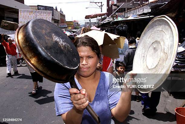 Female vendor of wholesale market "The Tiendona" protests in San Salvador, El Salvador 14 June, 2000. Una mujer vendedora del Mercado Mayorista "La...