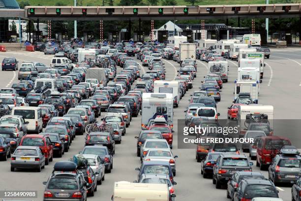 Picture taken on July 5, 2008 near Vienne, center France, shows a traffic jam at the Vienne's tollbooth on the A7 highway leading to the southern...
