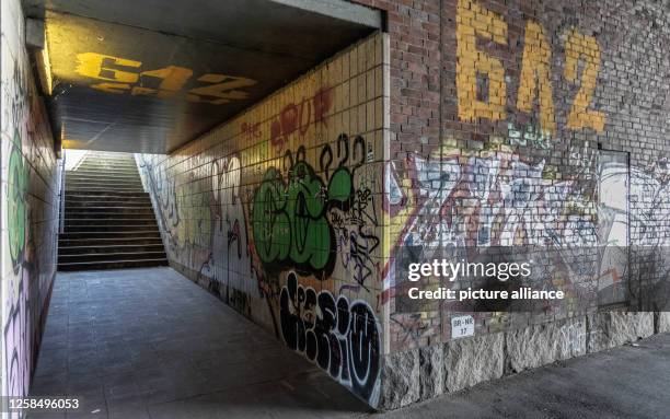 An underpass spray-painted with grafittis under the B75 leads to a bus stop above. Photo: Markus Scholz/dpa/picture alliance/dpa | Markus Scholz