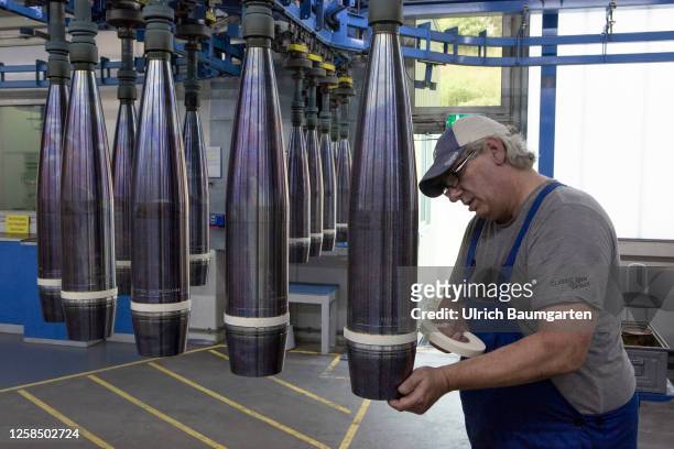 Production of artillery ammunition, for example for the Panzerhaubitze 2000, in a production hall of the armaments group Rheinmetall AG for further...