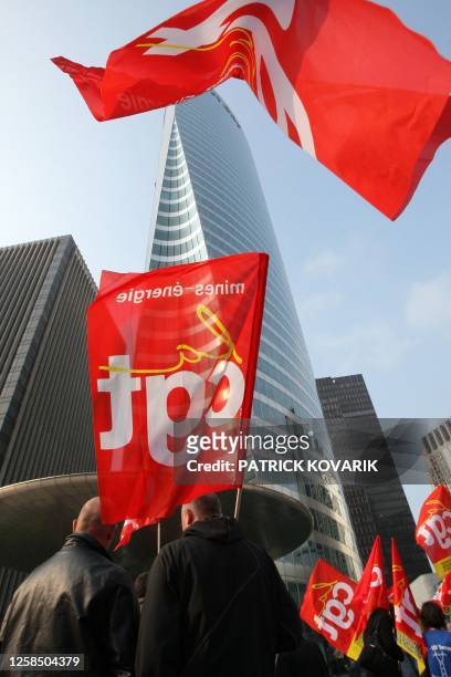 Des salariés des industries électriques et gazières manifestent lors d'une journée d'action à l'appel des cinq syndicats de l'énergie devant la tour...