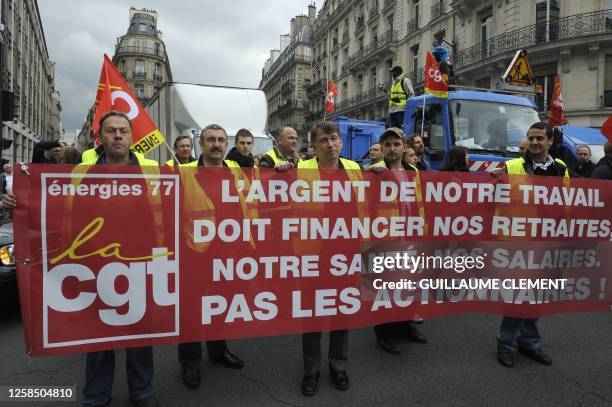 Des salariés des industries électriques et gazières défilent à Paris, le 16 avril 2009, lors d'une manifestation à l'appel des syndicats de l'énergie...